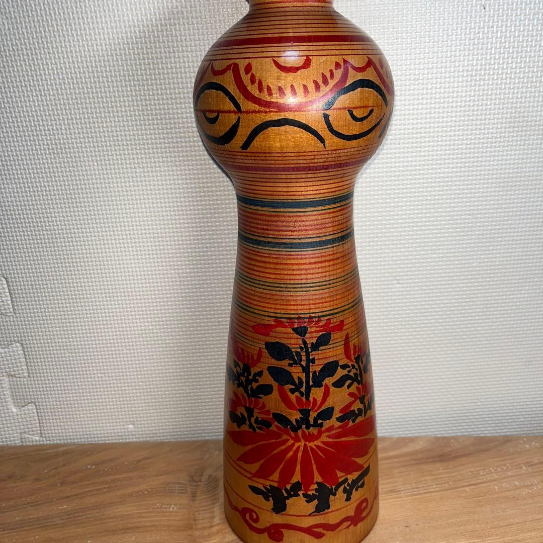 ⭕️現代の名工　小椋久太郎　超レア　朱桂材　赤色菊模様　大型　伝統こけし