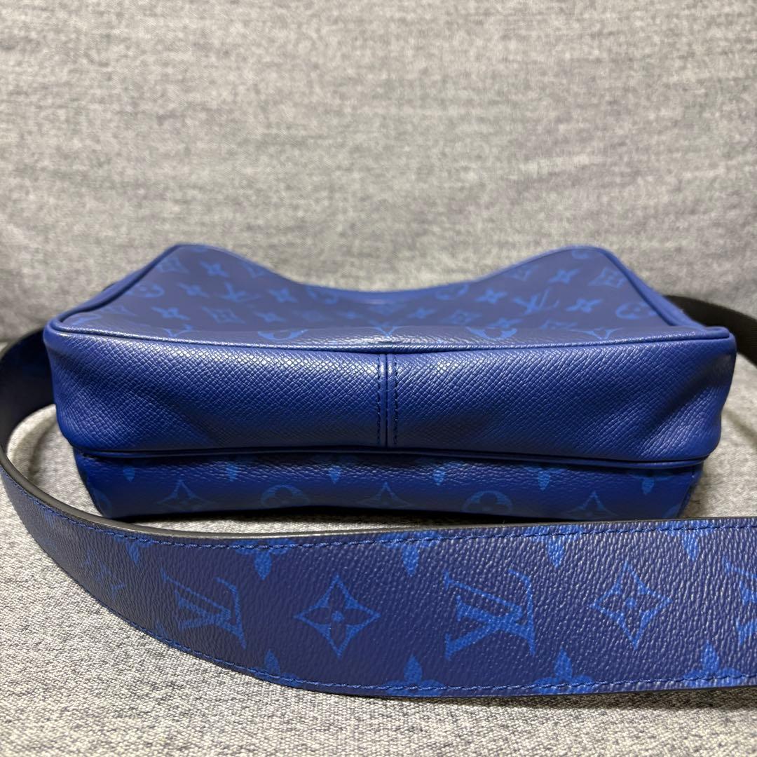 M30242 LOUIS VUITTON タイガラマ アウトドア メッセンジャー