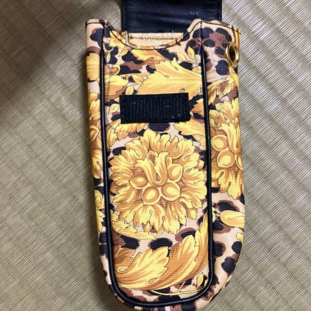 ジャンニヴェルサーチ 小物入れ 携帯入れ レオパードのチェーン携帯ケース