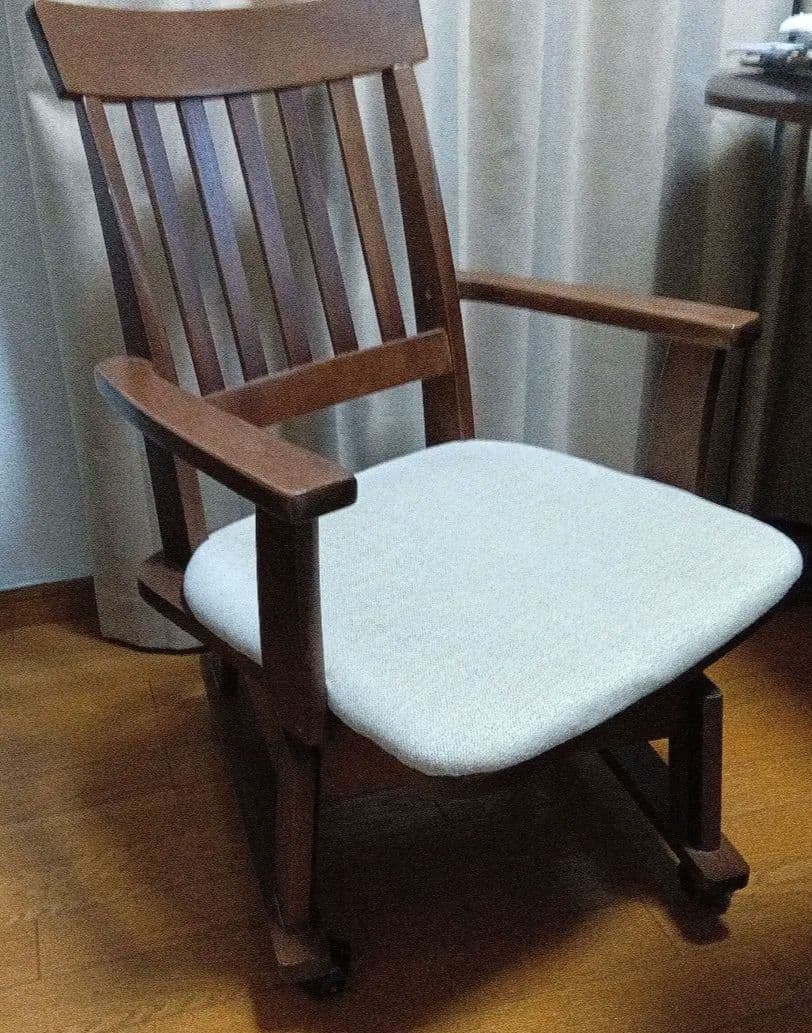 送料無料☆キャスター付き　椅子　ダイニングチェア　高さ８０cm　幅５７cm