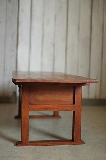 小ぶりな木製の机　小引き出し2杯　サイドテーブル　作業台　文机　古家具　古民家