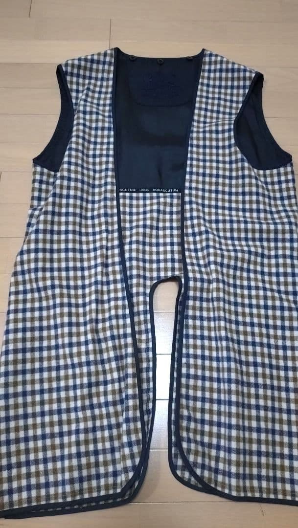 アクアスキュータム　ネイビー トレンチコート チェック裏地
