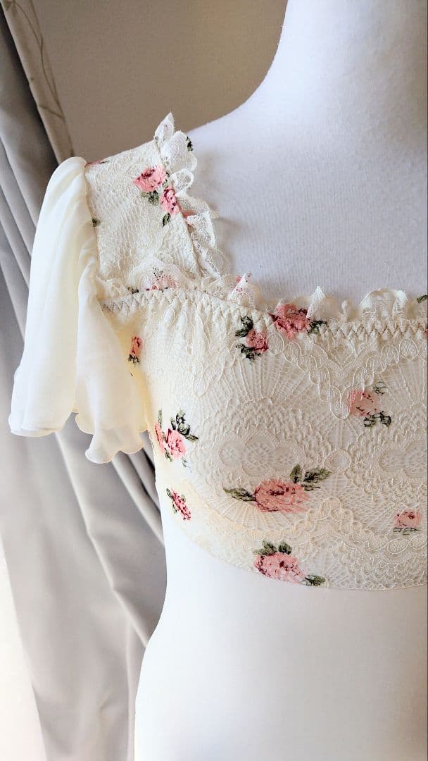 Ｓ～Ｍサイズ／秘密の花園に咲く可憐なピンクの薔薇が可愛いアイボリー娘役レオタード