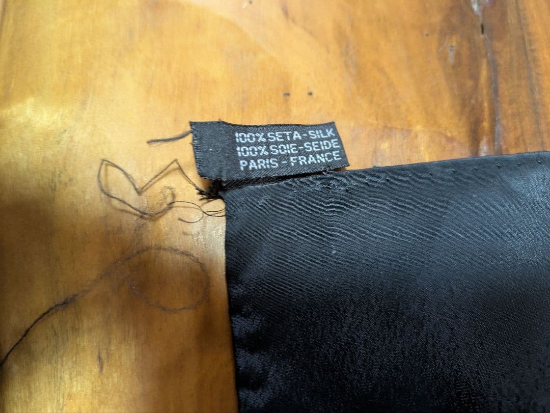 CHANEL 100%シルク スカーフ ゴールド