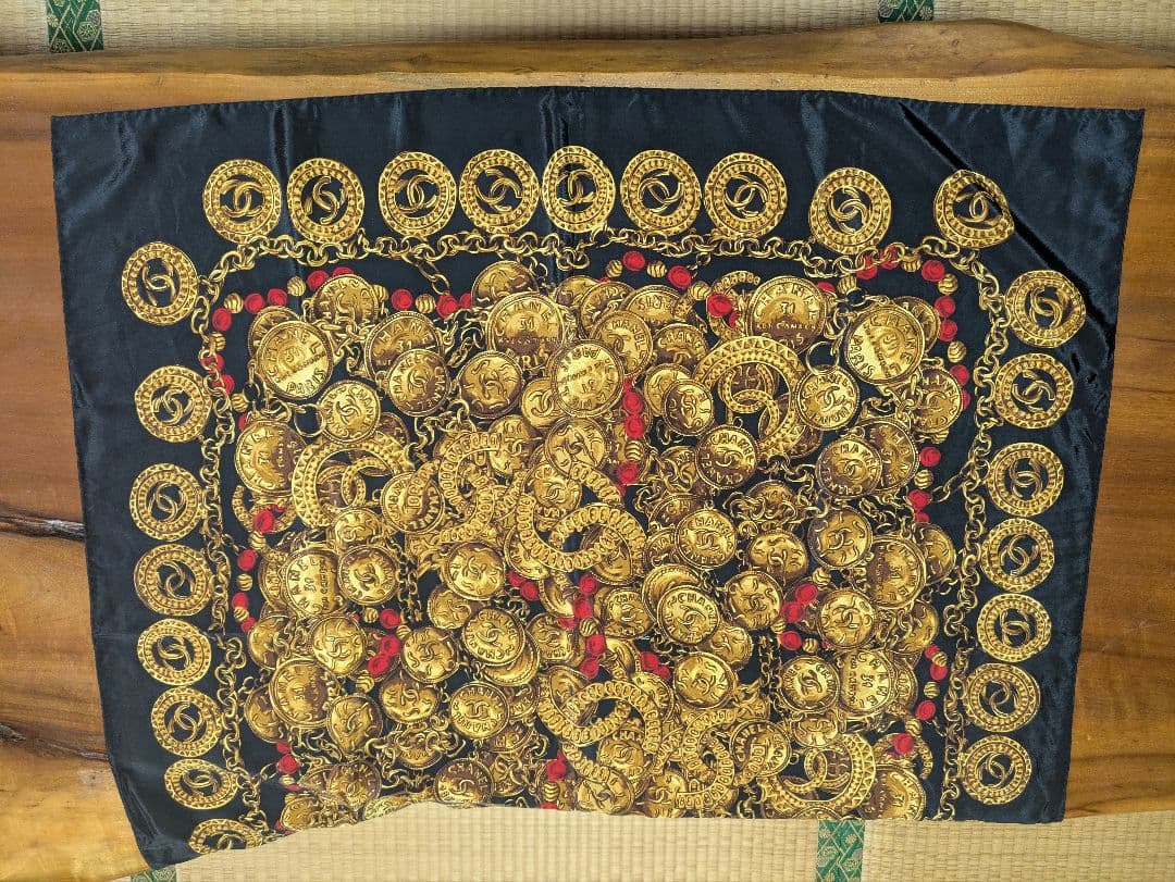 CHANEL 100%シルク スカーフ ゴールド