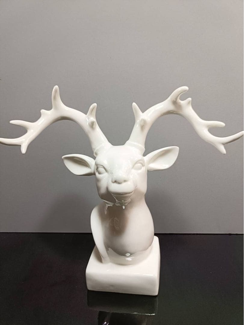 白い陶器製鹿の頭部像　アンティーク アート オブジェ　置物