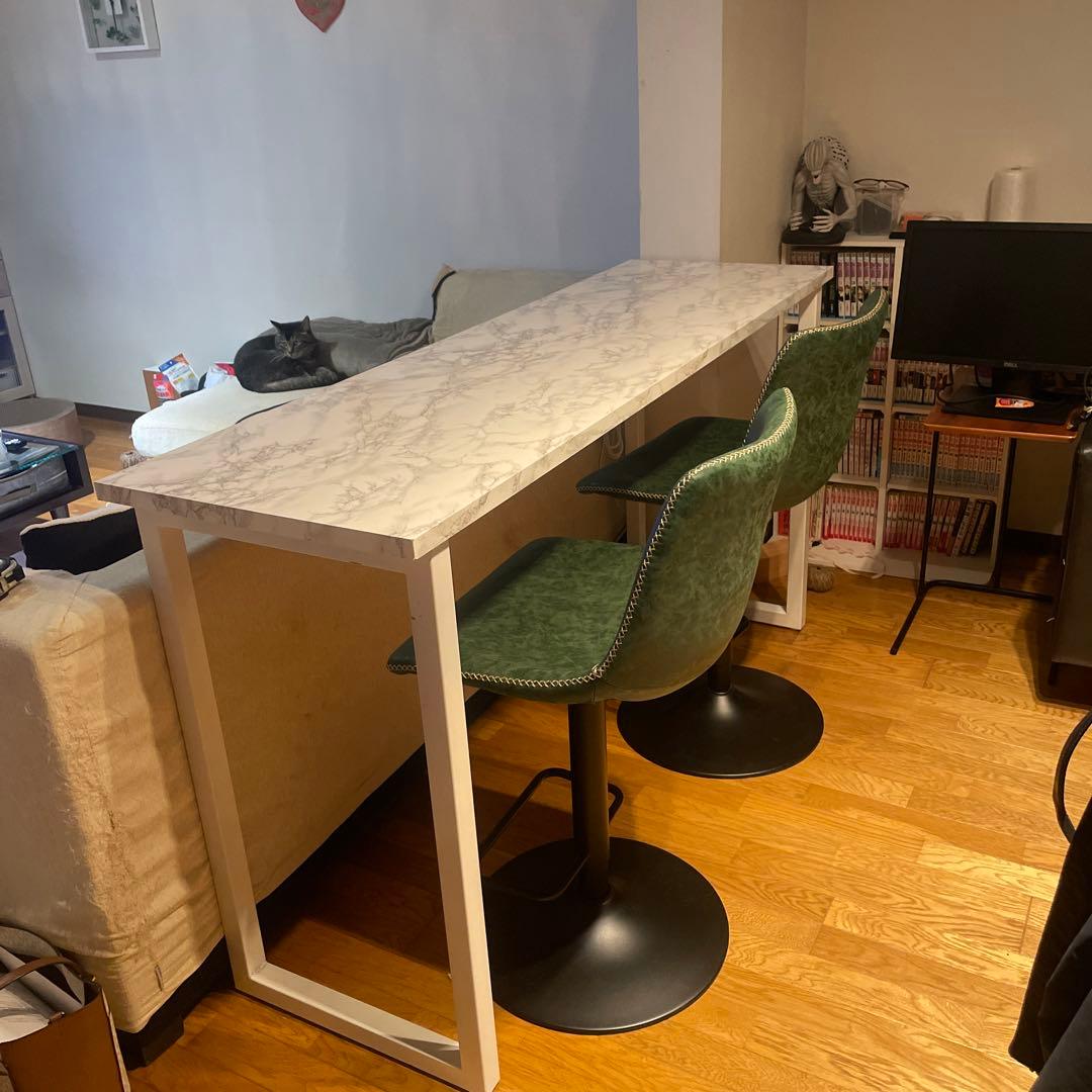 カウンターテーブルとカウンターチェア2個