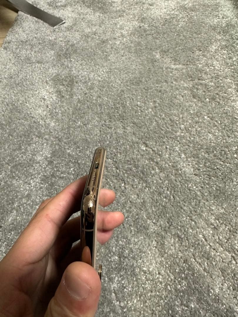 美品　iPhone Xsゴールド