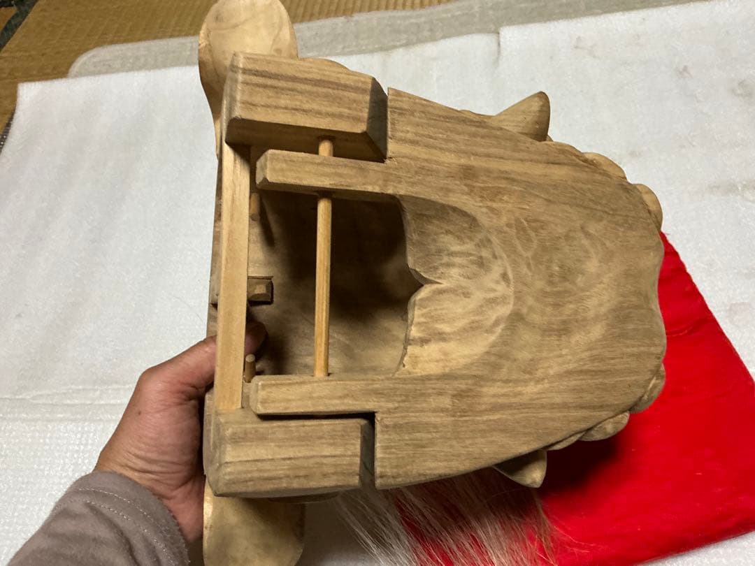 獅子木製置物／楠製【座布団付き　縁起物　インテリア置物】。