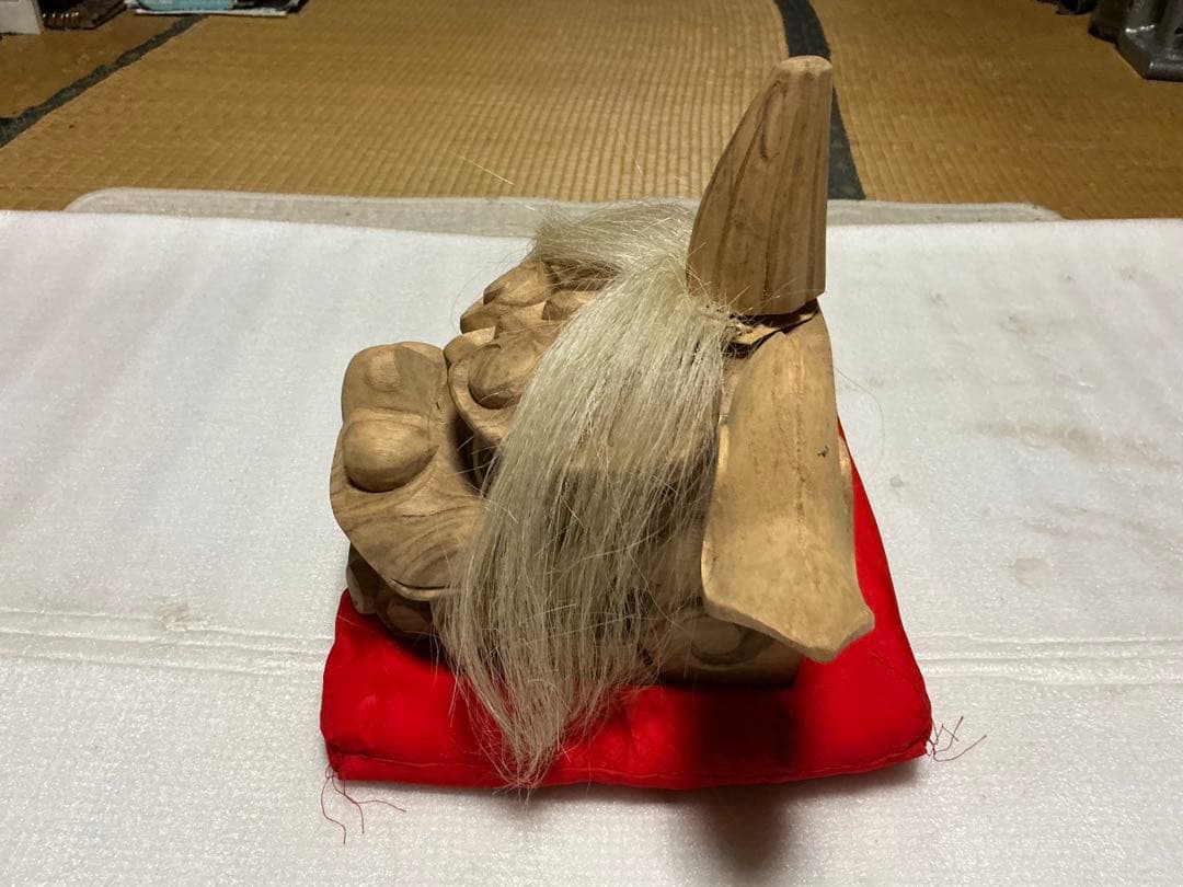 獅子木製置物／楠製【座布団付き　縁起物　インテリア置物】。