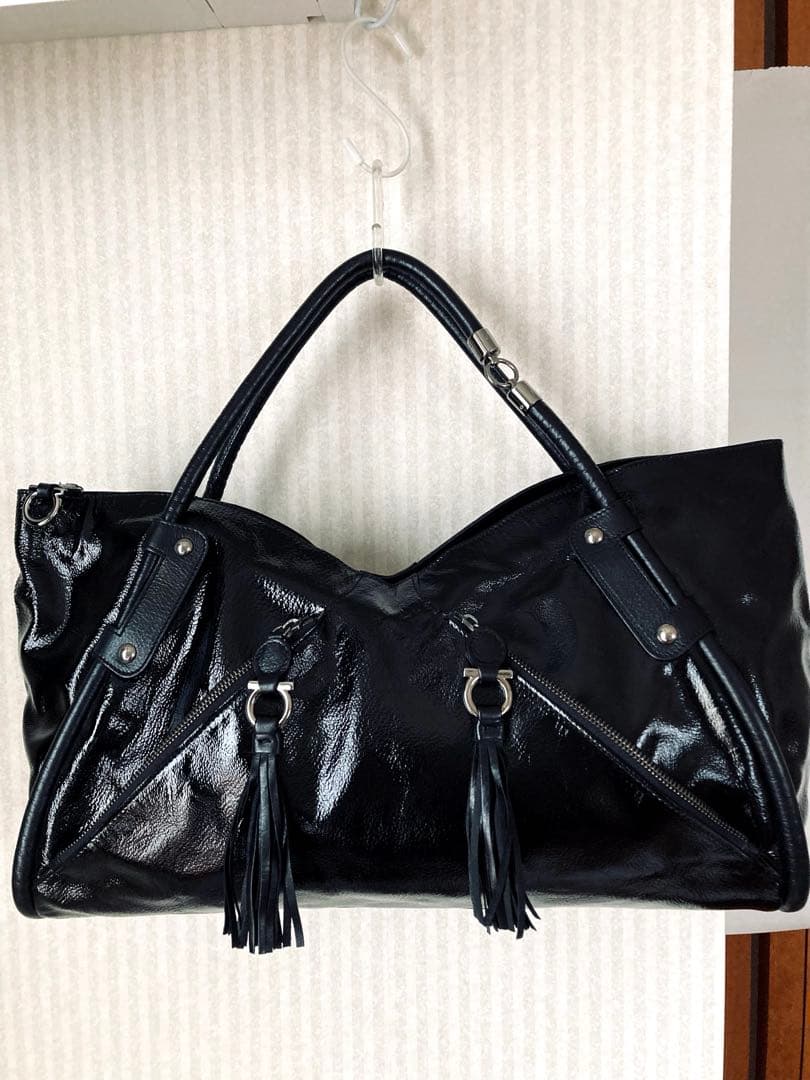 フェラガモ　本革・黒エナメル　大きめバッグ　専用保管袋、商品タグ付き 美品