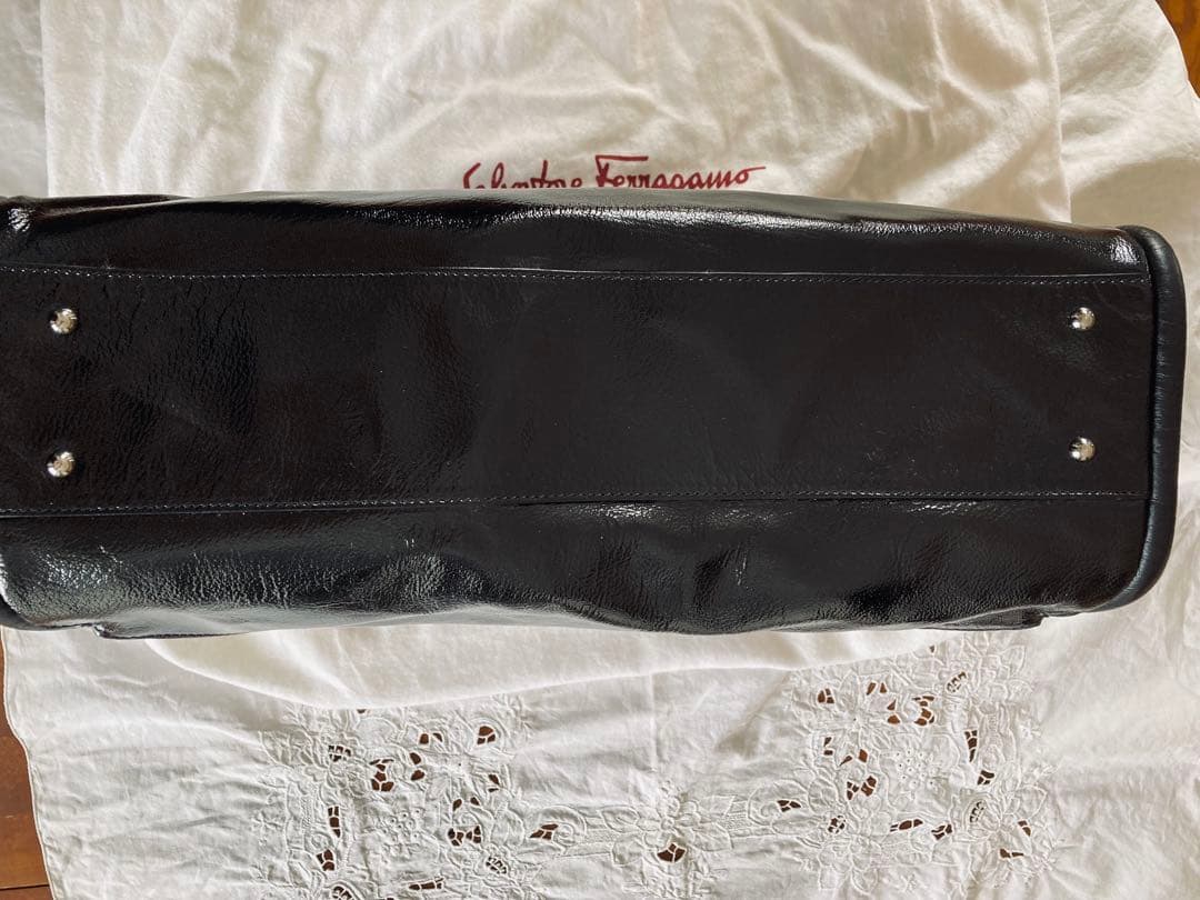 フェラガモ　本革・黒エナメル　大きめバッグ　専用保管袋、商品タグ付き 美品