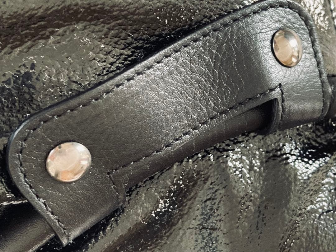 フェラガモ　本革・黒エナメル　大きめバッグ　専用保管袋、商品タグ付き 美品