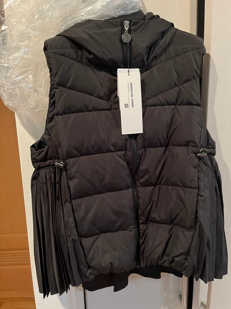 マルシャルテル　黒 ダウンベスト プリーツ付き フードあり