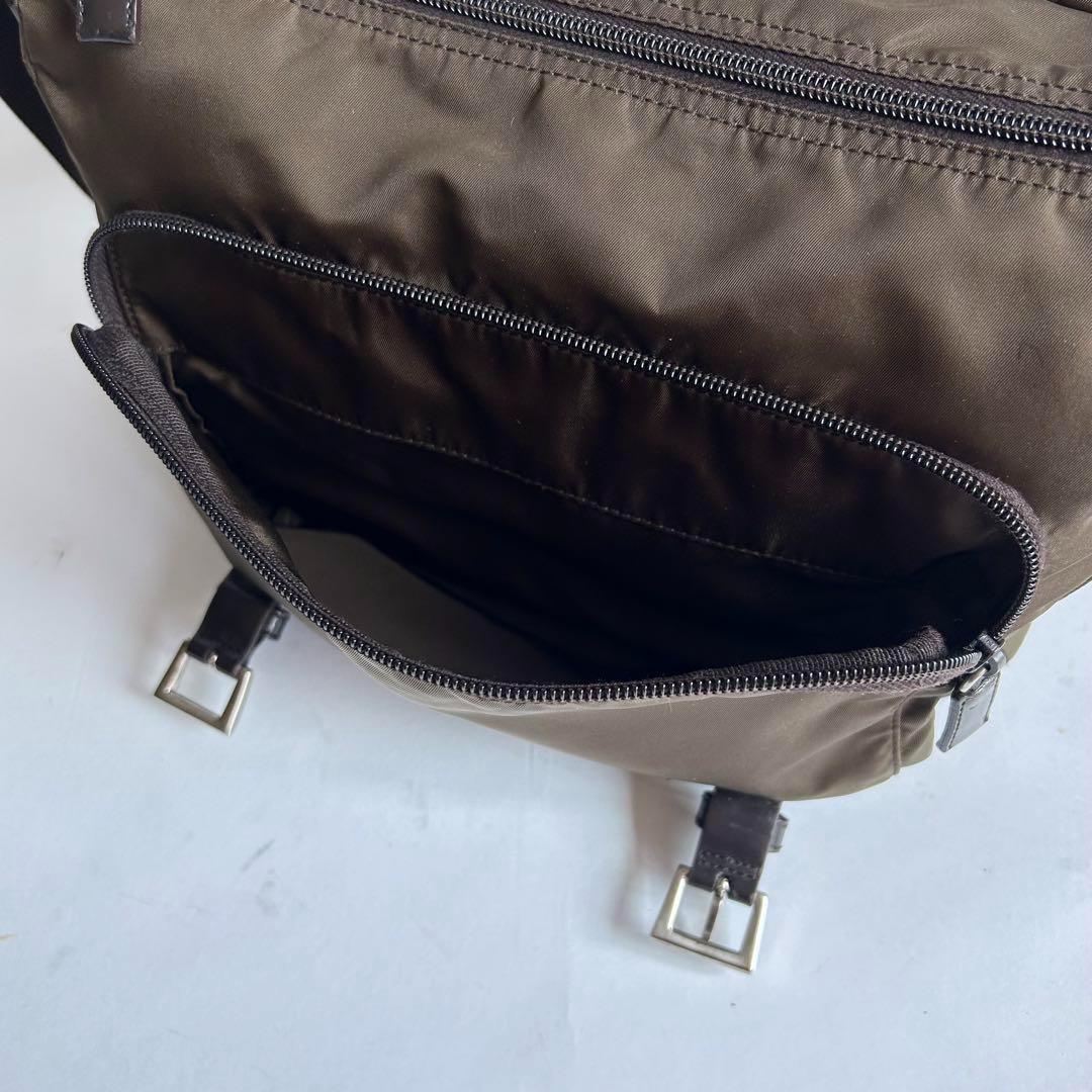 プラダ メッセンジャーバッグ ショルダーバッグ 三角プレート ナイロン カーキ