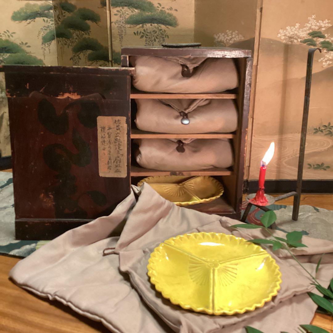 【特別出品】　懐石道具　黄交趾焼　源内焼　三つ扇皿　　５枚揃　供箱