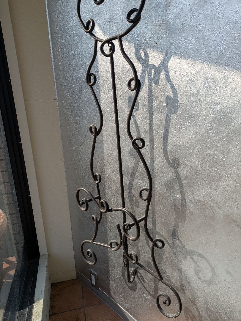 装飾的な黒い金属ラック