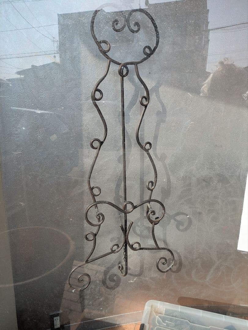 装飾的な黒い金属ラック