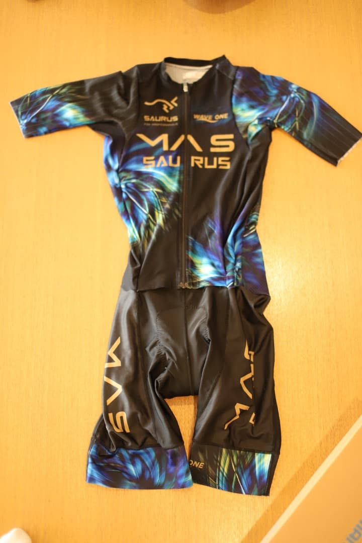 MAS X SAURUS WAVE ONE サイクルジャージ「マサ・高倉正善」