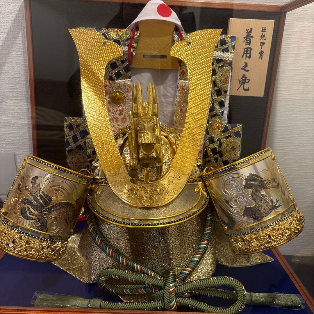 五月人形 伝統的な武士の兜 ガラスケース付き