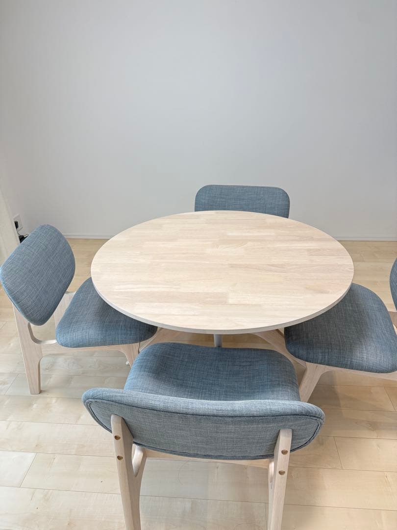 円形ダイニングテーブルと椅子4脚セット