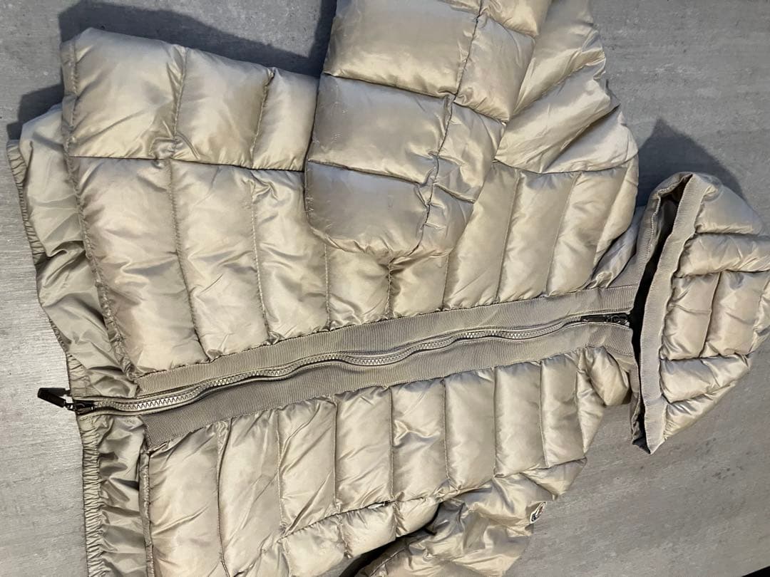 Moncler モンクレール　フードの可愛いダウンジャケット