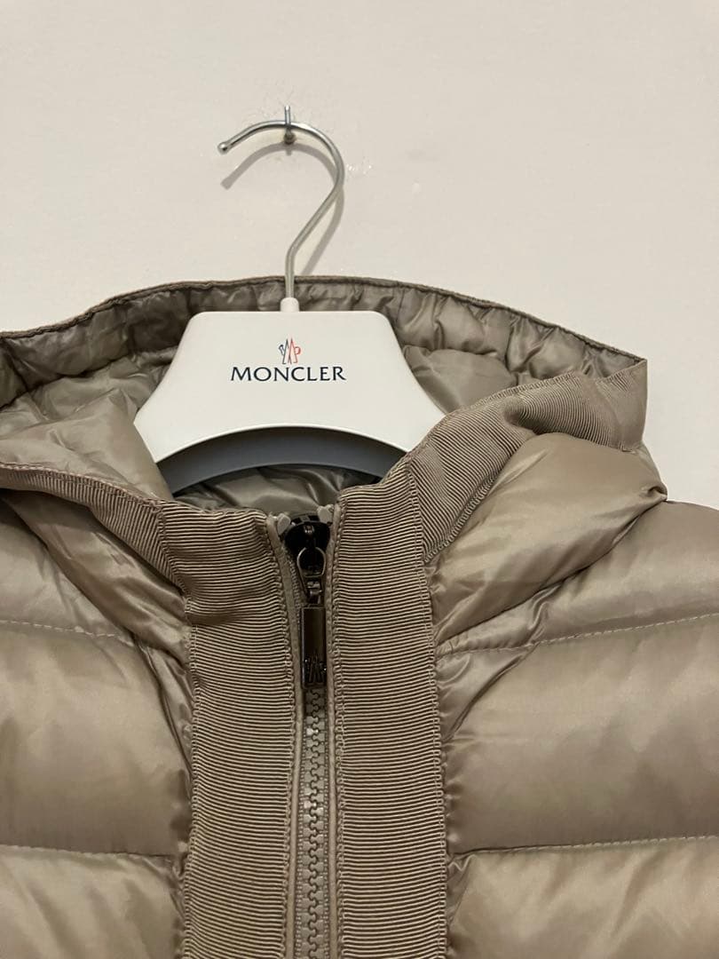 Moncler モンクレール　フードの可愛いダウンジャケット