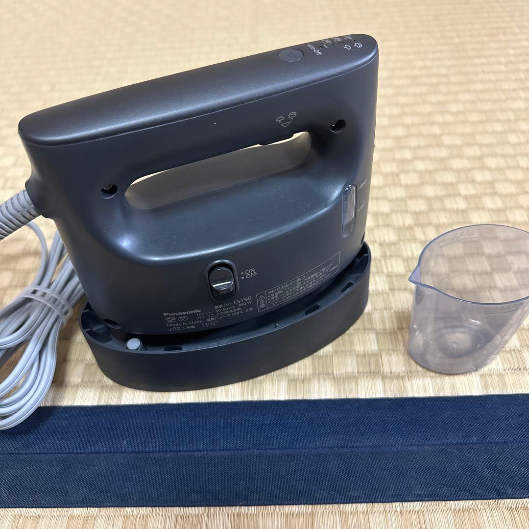 【美品】パナソニック 衣類アイロンスチーマー 脱臭 除菌 カームブラック