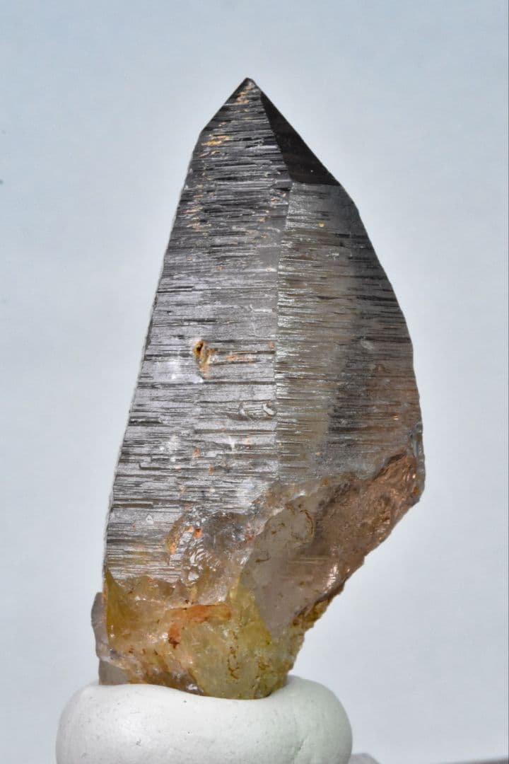 モンドクォーツ2023 条線が特徴のズングリスモーキークォーツ