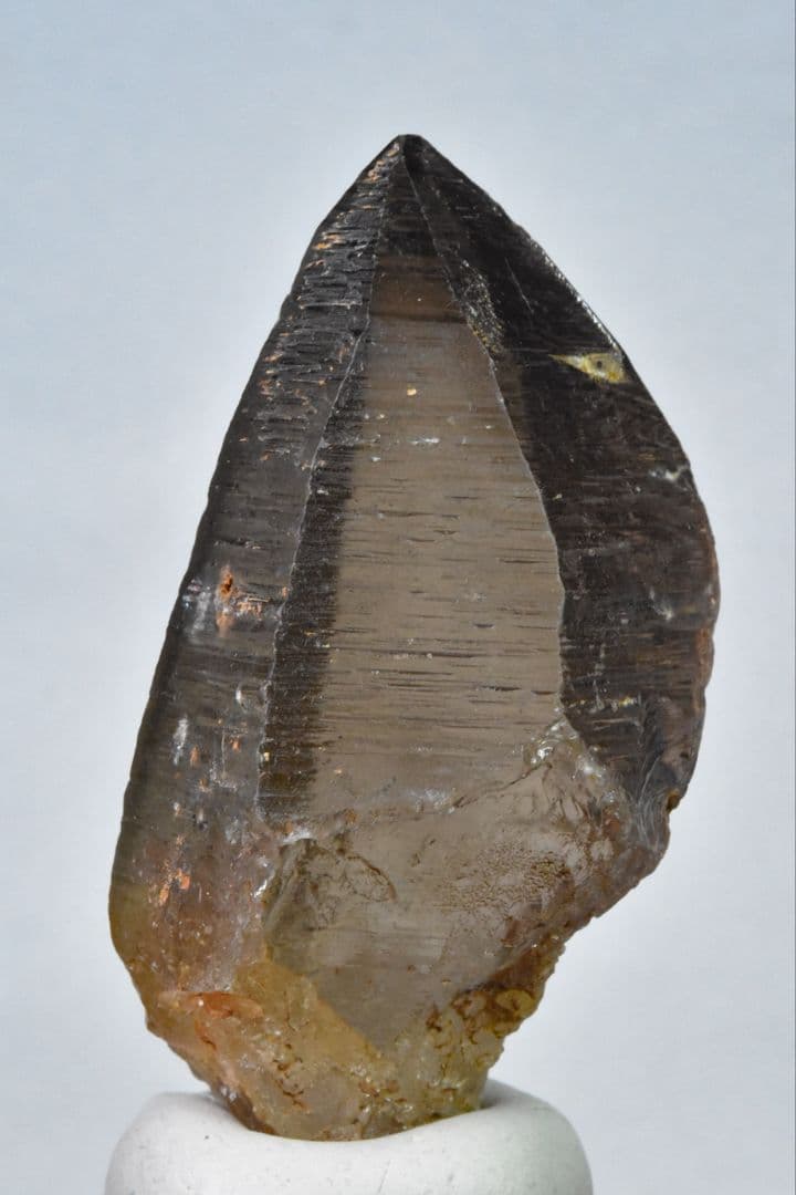 モンドクォーツ2023 条線が特徴のズングリスモーキークォーツ