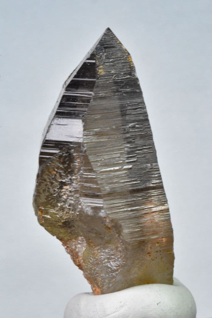 モンドクォーツ2023 条線が特徴のズングリスモーキークォーツ