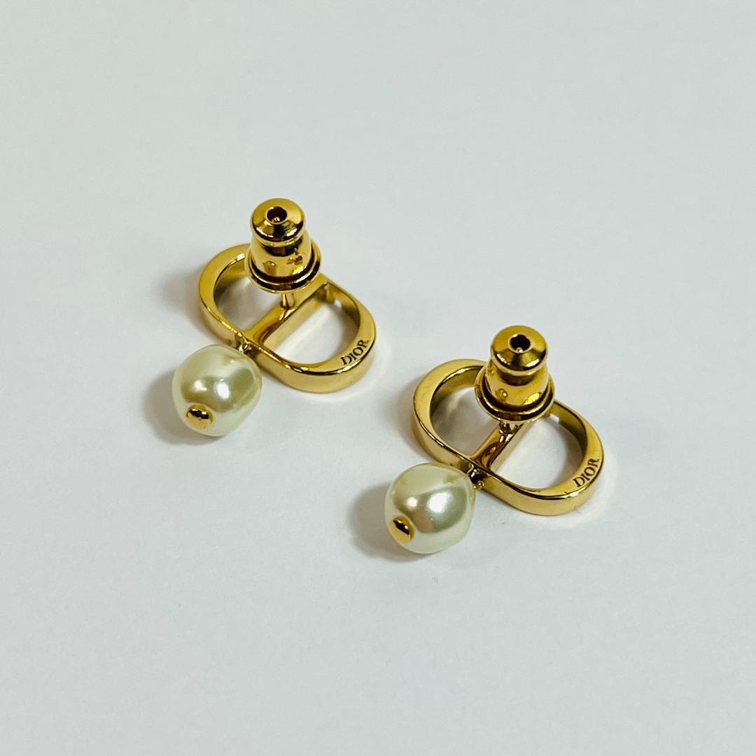 Dior Petit CD フェイクパール ピアス MBZ216
