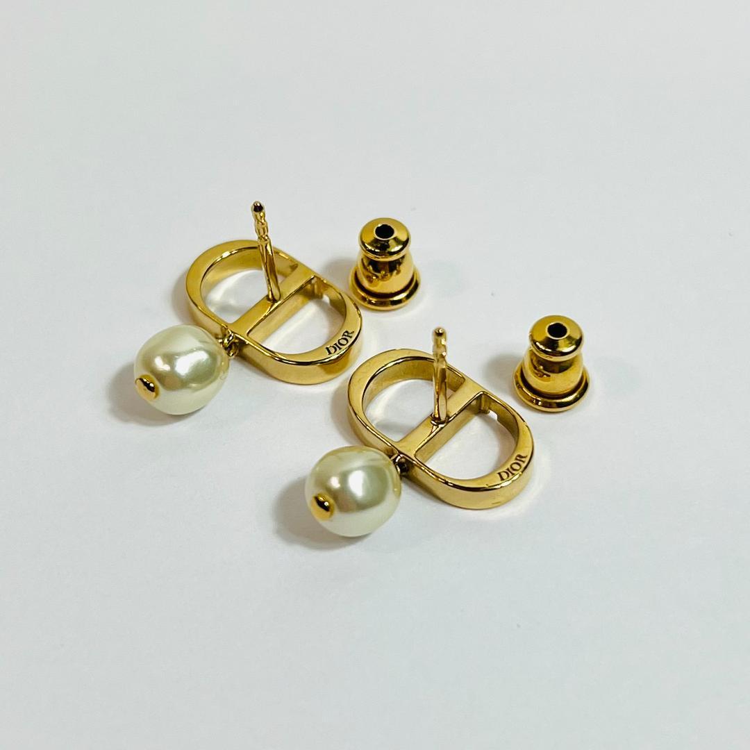 Dior Petit CD フェイクパール ピアス MBZ216