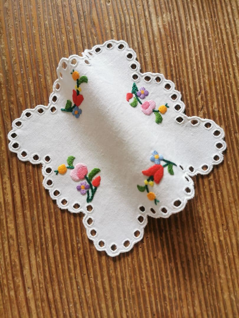 アンティークハンガリー/ カロチャ刺繍 スカラップアイレットドイリー