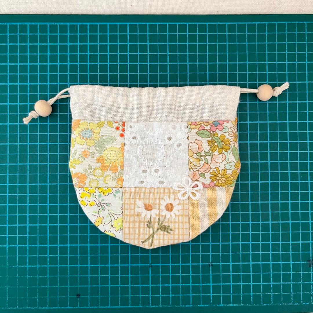 2405-61 手のひら巾着サシェ 香り袋 花柄 パッチワーク イエロー 黄色