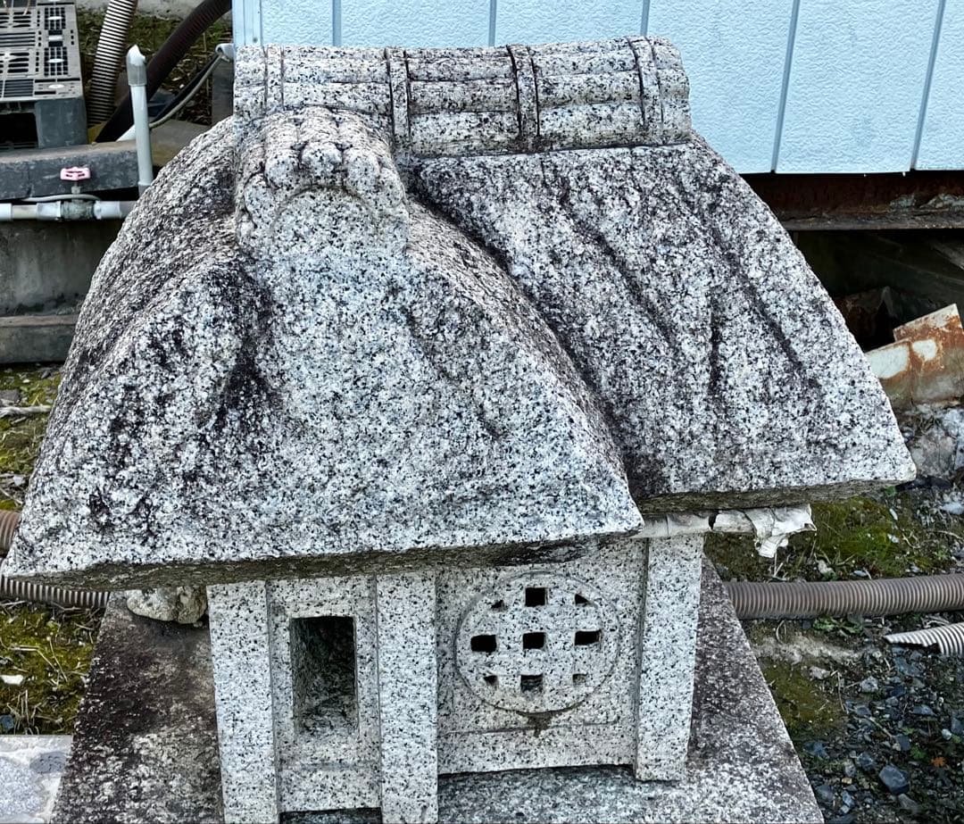 【引き取り限定】御影石　草屋根形 石灯籠 / 和風オブジェ 露地灯籠