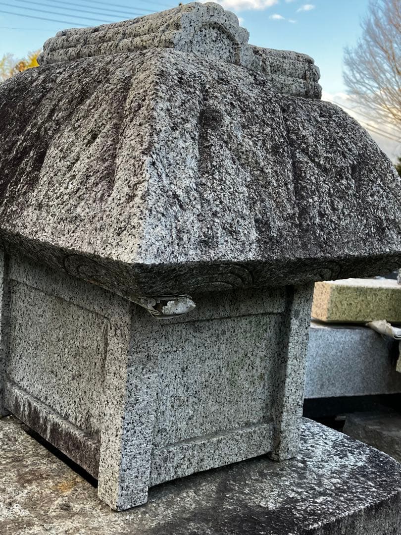 【引き取り限定】御影石　草屋根形 石灯籠 / 和風オブジェ 露地灯籠