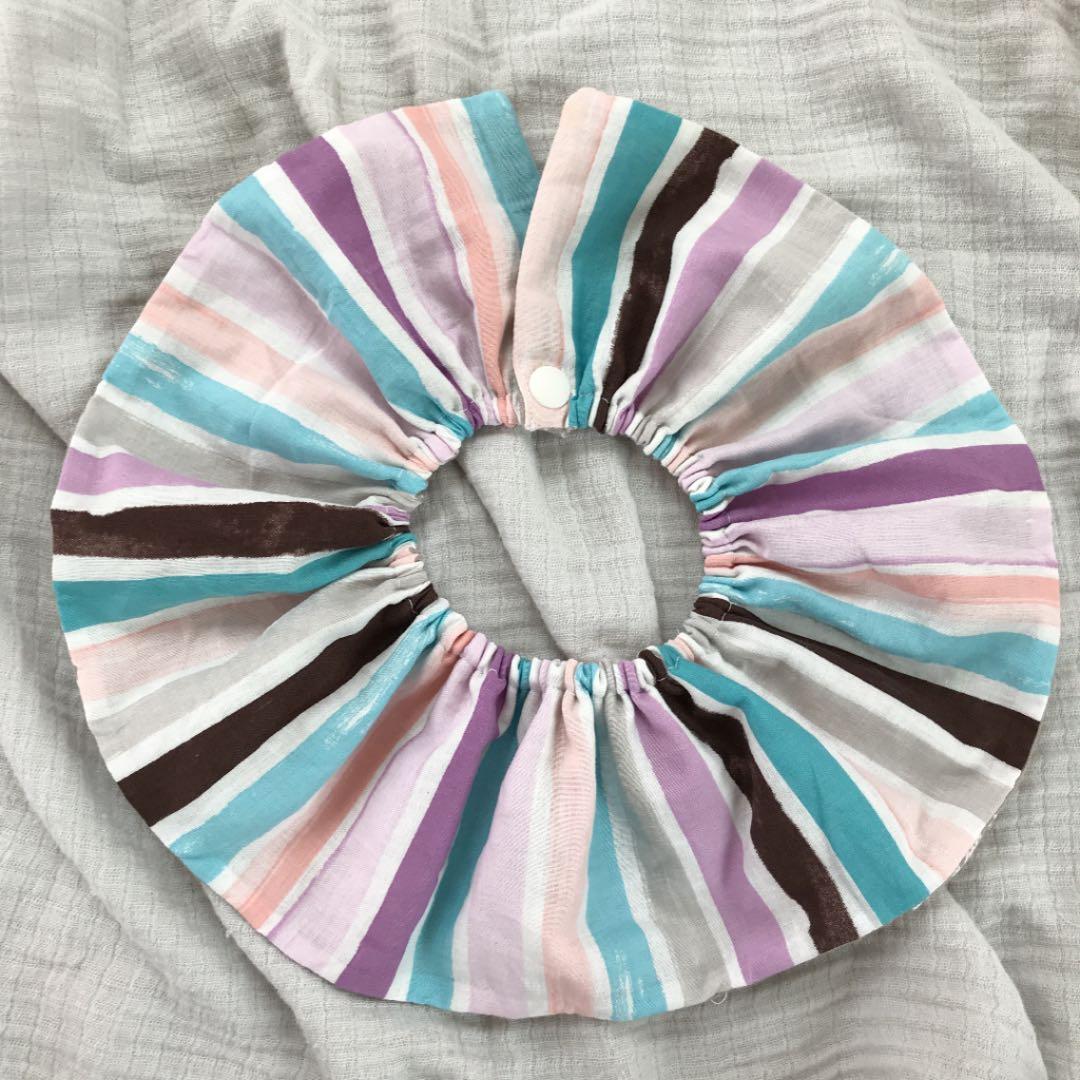 ★グレージュ刺繍×マルチストライプ★ ハンドメイド　リバーシブル　スタイ　花柄