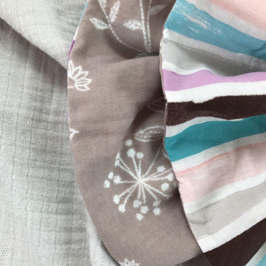 ★グレージュ刺繍×マルチストライプ★ ハンドメイド　リバーシブル　スタイ　花柄