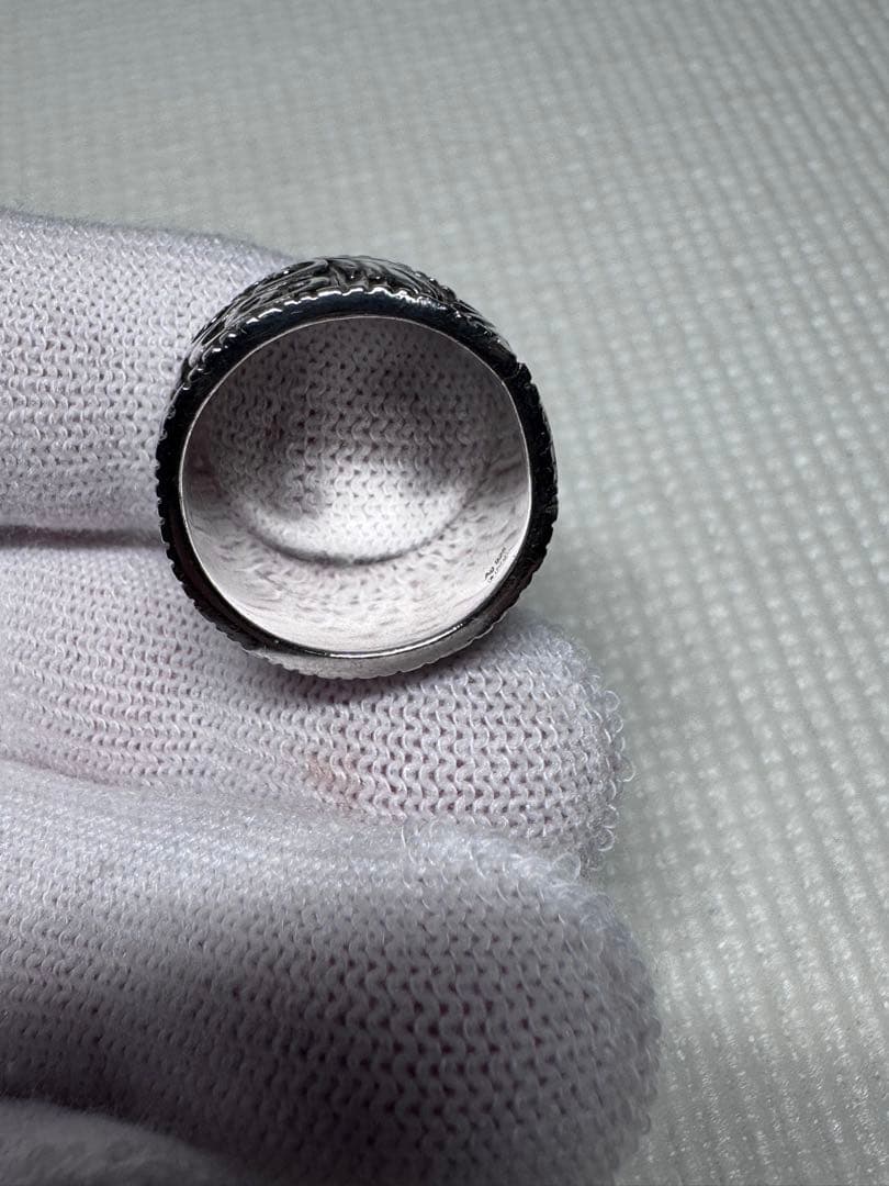 Gucci シルバーリング 装飾的な彫刻