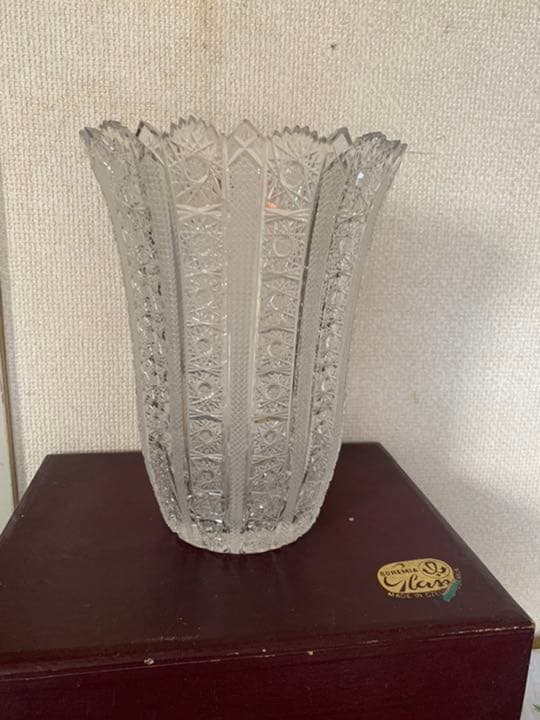 チェコ　ボヘミアンガラス　ハンドカット　花瓶　フラワーベース