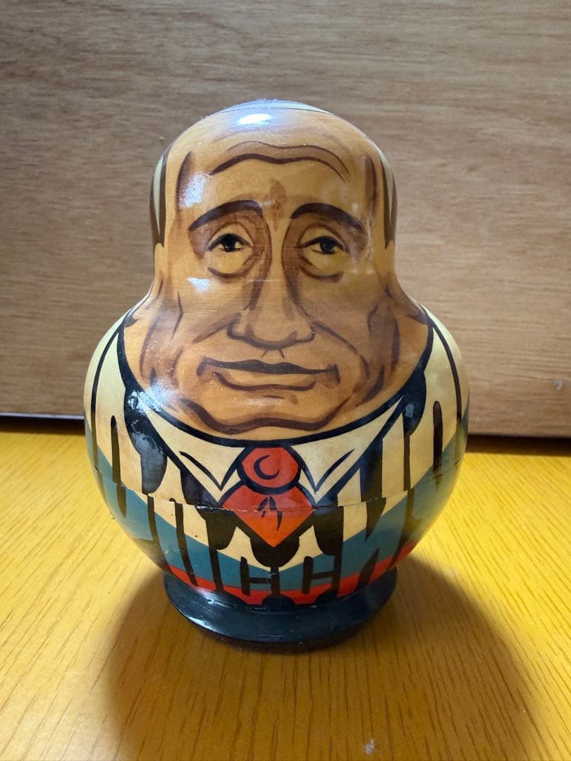 政治家デザインの木製マトリョーシカ