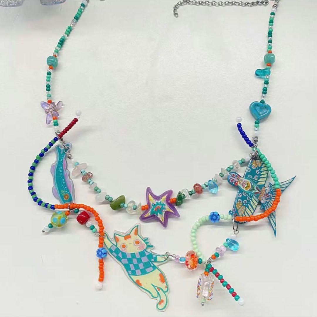 カラフルなハンドメイドネックレス