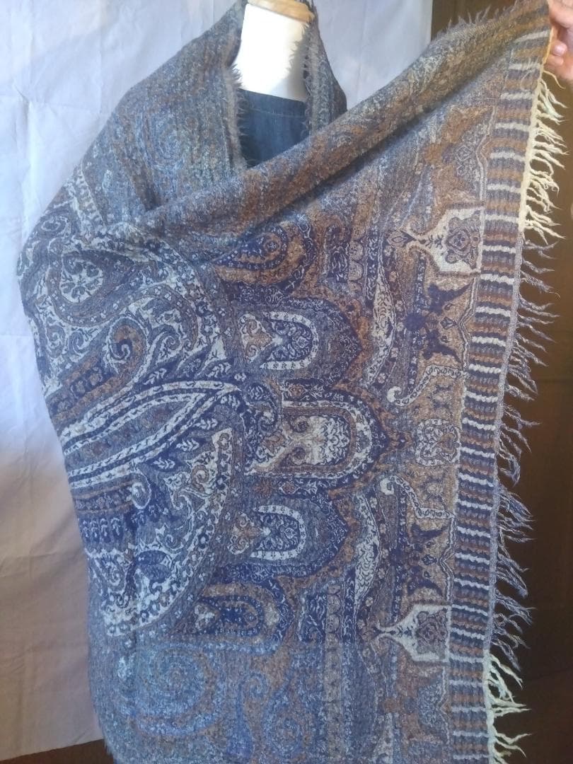 と*こ様 【新品】45Rとして購入の記憶　ロゴなし　装飾的な模様　大判ストール