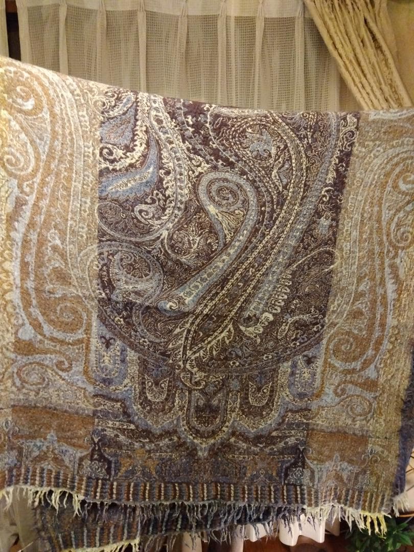 と*こ様 【新品】45Rとして購入の記憶　ロゴなし　装飾的な模様　大判ストール