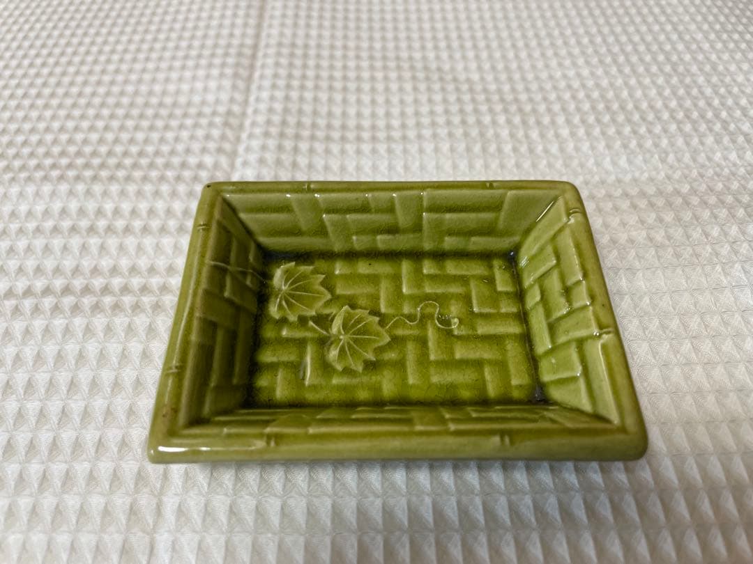 淡路珉平焼きの小皿　網代文に蔦