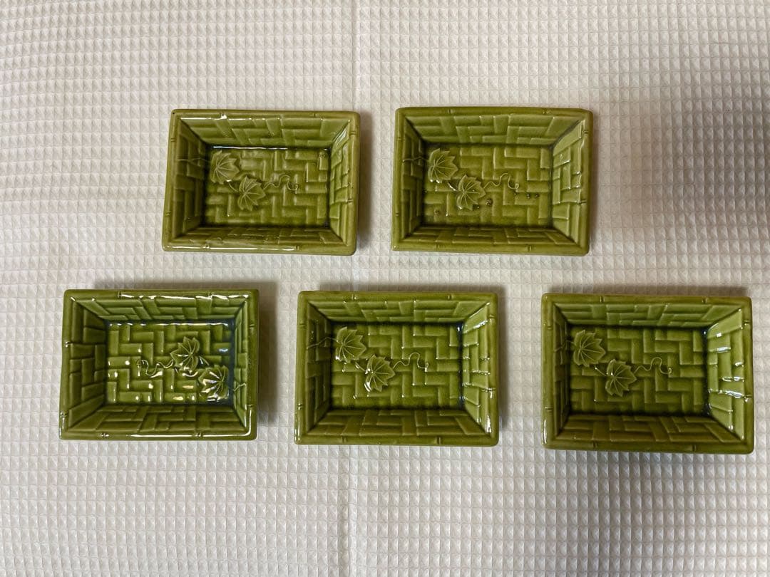 淡路珉平焼きの小皿　網代文に蔦