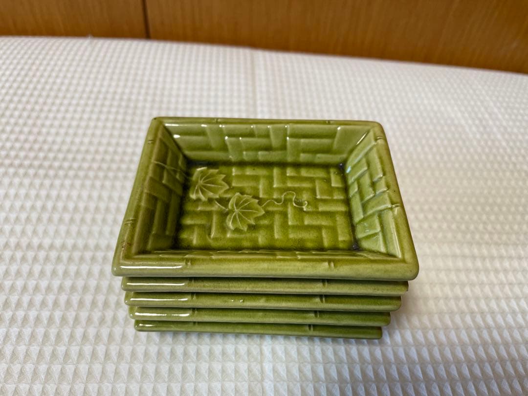 淡路珉平焼きの小皿　網代文に蔦