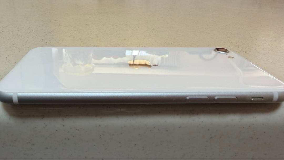 Apple iPhone SE 第二世代　ホワイト