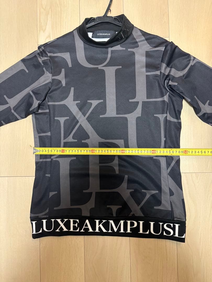 LUXEAKMPLUS ロゴデザインシャツ